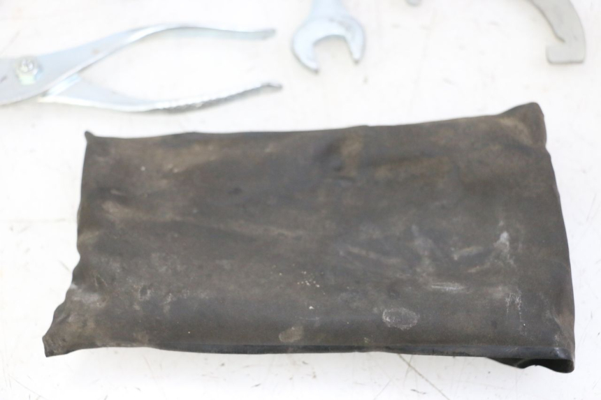 photo de TROUSSE A OUTILS KAWASAKI ZR7 ZR-7 S 750 (1999 - 2004) - Gros plan technique