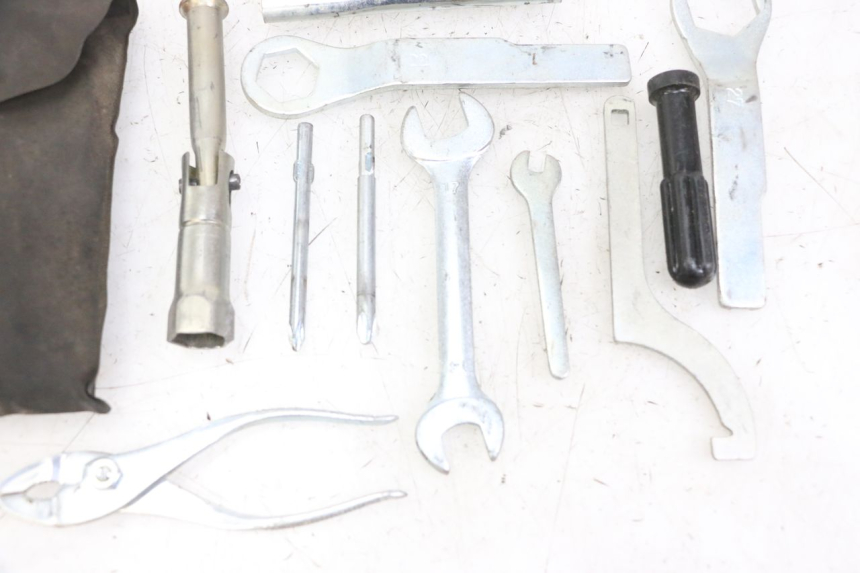 photo de TROUSSE A OUTILS KAWASAKI ZR7 ZR-7 S 750 (1999 - 2004) - Points de fixation