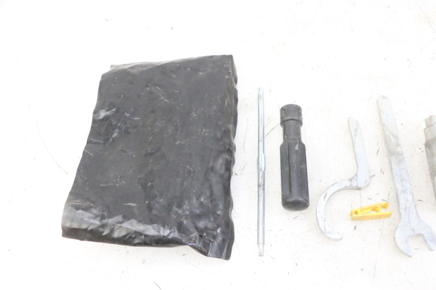 photo de TROUSSE A OUTILS PIAGGIO MP3 LT 300 (2010 - 2016) - Détail de la pièce