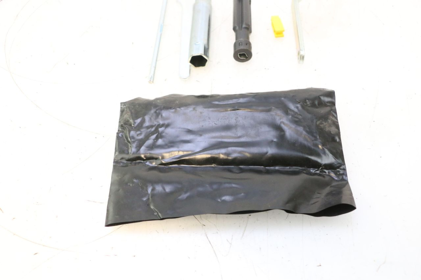 photo de TROUSSE A OUTILS PIAGGIO MP3 LT 400 (2007 - 2012) - Autre angle de vue
