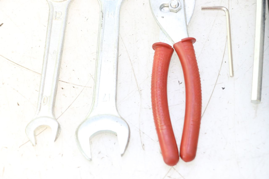 photo de TROUSSE A OUTILS KYMCO LIKE 4T 50 (2019 - 2025) - Marquages et références