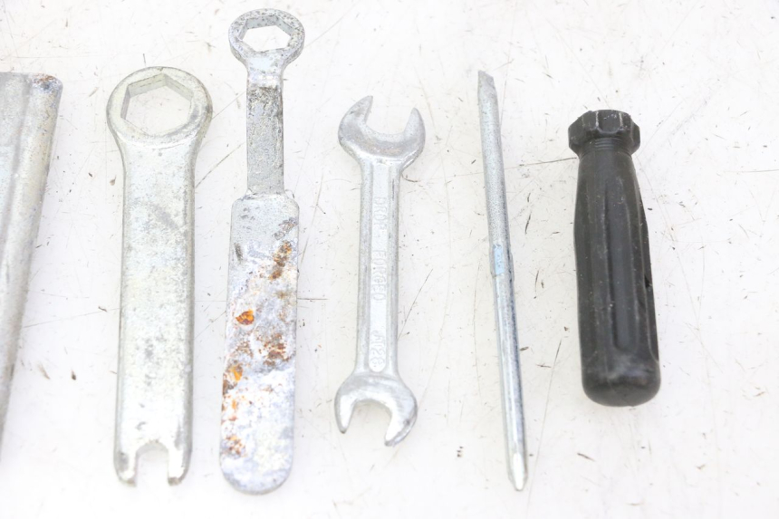 photo de TROUSSE A OUTILS HONDA SCV LEAD 100 (2003 - 2007) - Gros plan technique