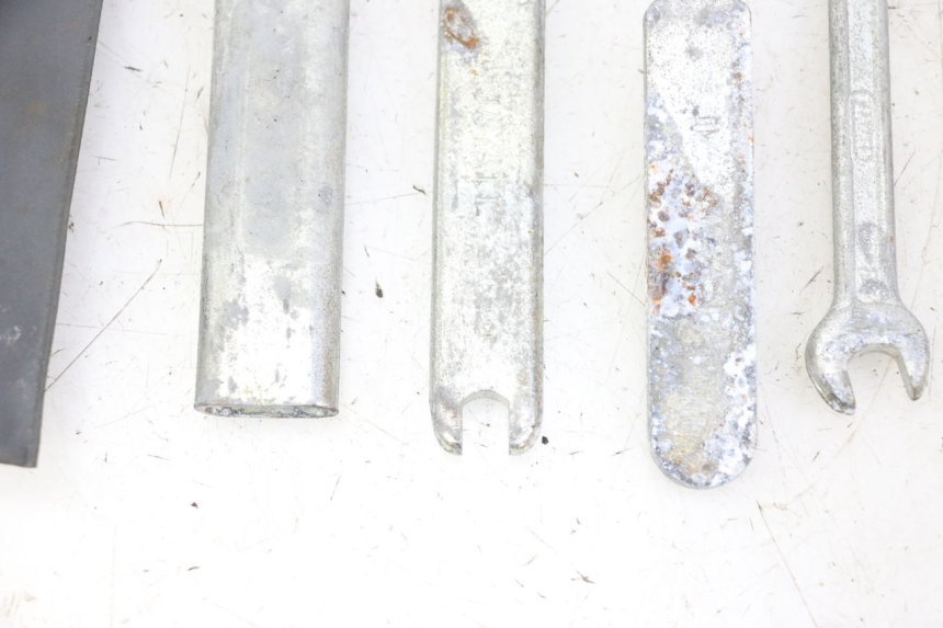 photo de TROUSSE A OUTILS HONDA SCV LEAD 100 (2003 - 2007) - Marquages et références