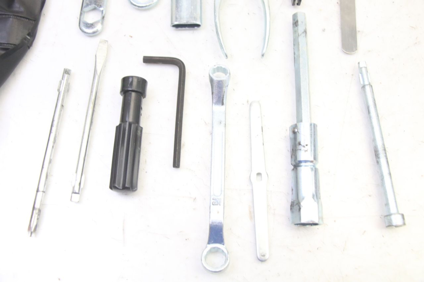 photo de TROUSSE A OUTILS HONDA ST PAN EUROPEAN 1300 (2002 - 2013) - Gros plan technique