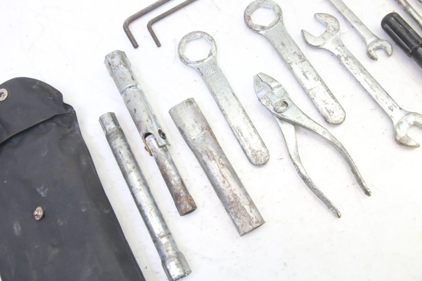 photo de TROUSSE A OUTILS SUZUKI SV S 650 (2003 - 2009) - Gros plan technique