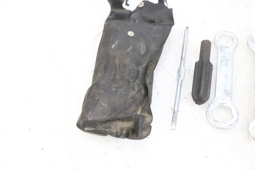 photo de TROUSSE A OUTILS YAMAHA TZR 50 (2008 - 2016) - Gros plan technique