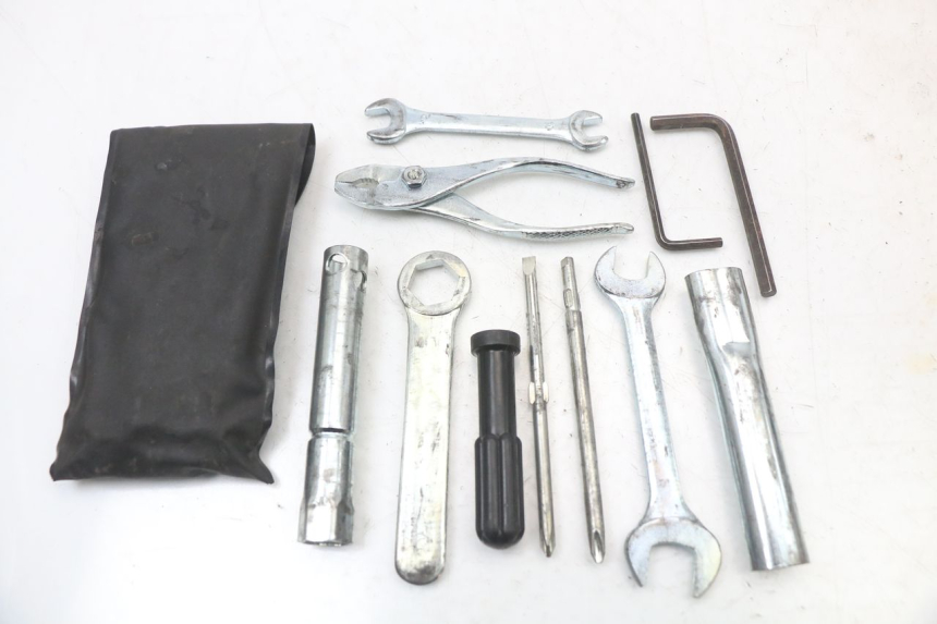 photo de Tool kit SUZUKI VL INTRUDER 125 (2004 - 2007) - Autre angle de vue