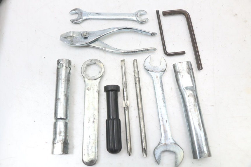 photo de Tool kit SUZUKI VL INTRUDER 125 (2004 - 2007) - Gros plan technique