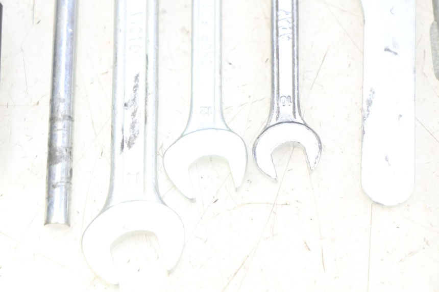 photo de TROUSSE A OUTILS YAMAHA XMAX X-MAX 125 (2006 - 2009) - Gros plan technique