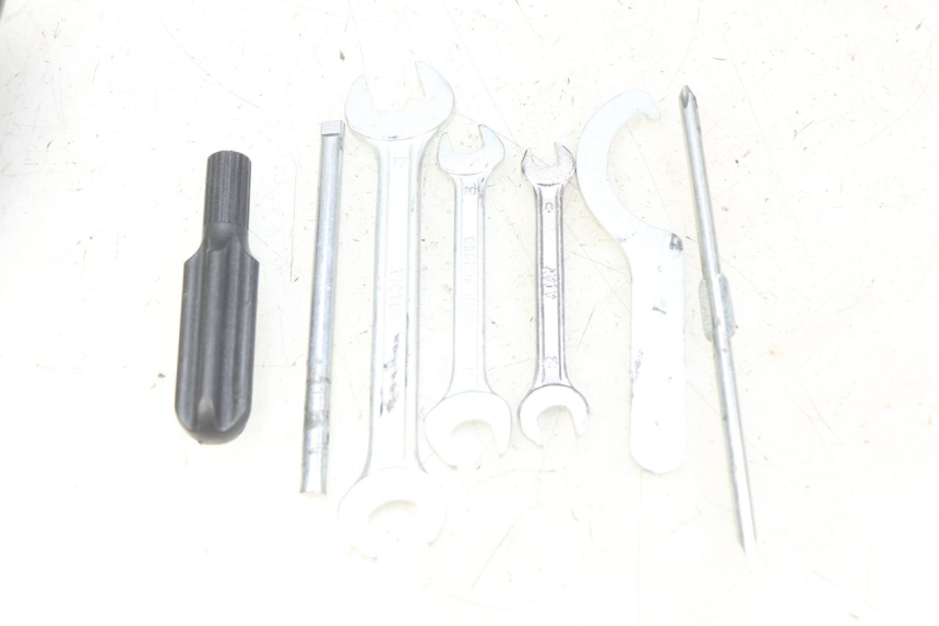 photo de TROUSSE A OUTILS YAMAHA XMAX X-MAX 125 (2006 - 2009) - Points de fixation