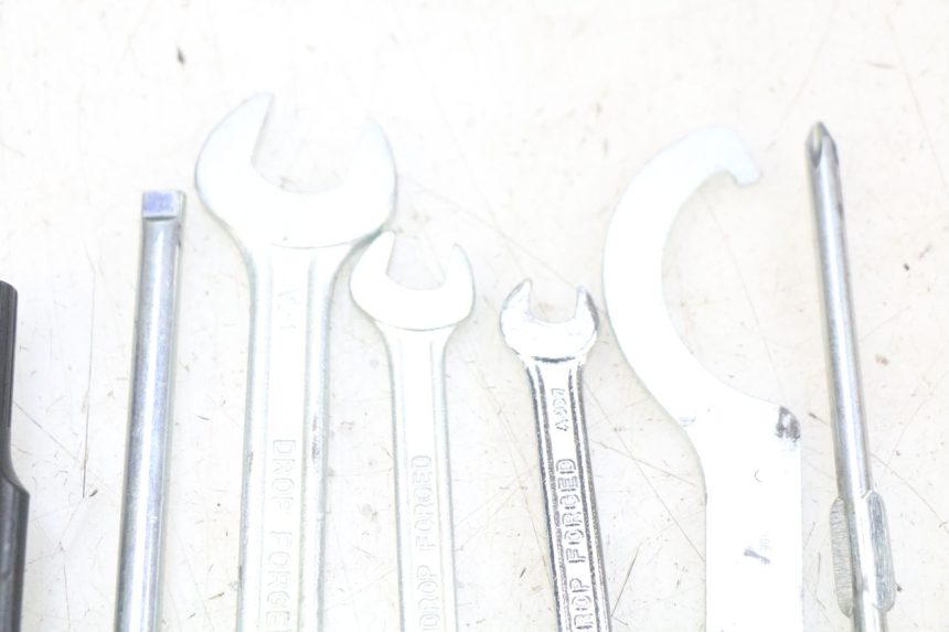 photo de TROUSSE A OUTILS YAMAHA XMAX X-MAX 125 (2006 - 2009) - Marquages et références