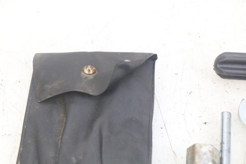 photo de TROUSSE A OUTILS YAMAHA XMAX X-MAX 125 (2006 - 2009) - Gros plan technique