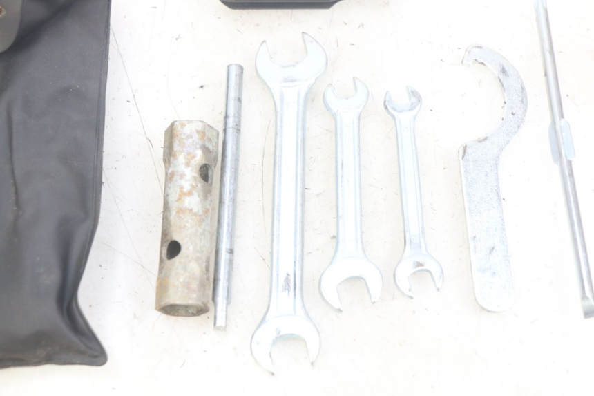 photo de TROUSSE A OUTILS YAMAHA XMAX X-MAX 125 (2006 - 2009) - Points de fixation