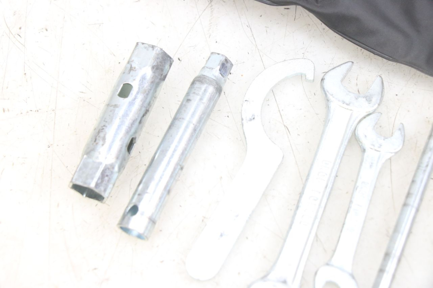 photo de TROUSSE A OUTILS YAMAHA X-MAX XMAX 250 (2006 - 2009) - Points de fixation