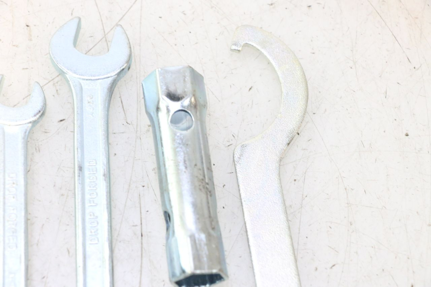 photo de TROUSSE A OUTILS YAMAHA XMAX X-MAX 125 (2006 - 2009) - Détails caractéristiques