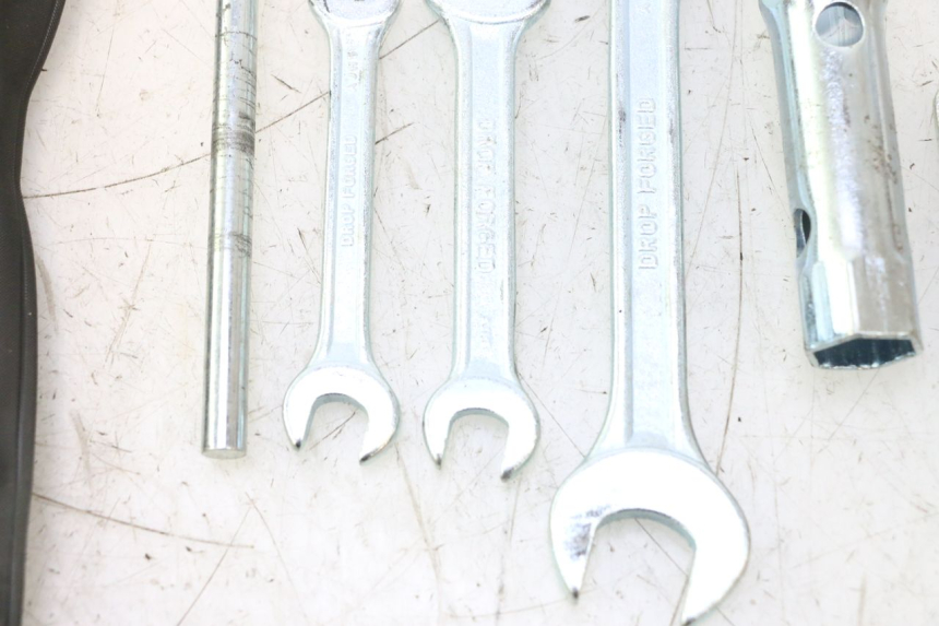 photo de TROUSSE A OUTILS YAMAHA XMAX X-MAX 125 (2006 - 2009) - Zoom composants