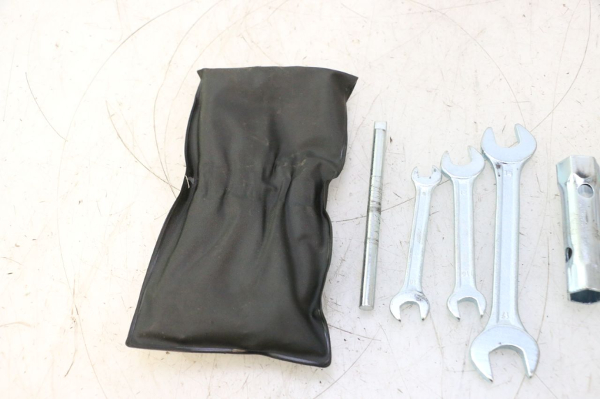photo de TROUSSE A OUTILS YAMAHA XMAX X-MAX 125 (2006 - 2009) - Gros plan technique