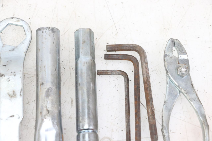 photo de TROUSSE A OUTILS YAMAHA XJ6 ABS 600 (2008 - 2016) - Gros plan technique