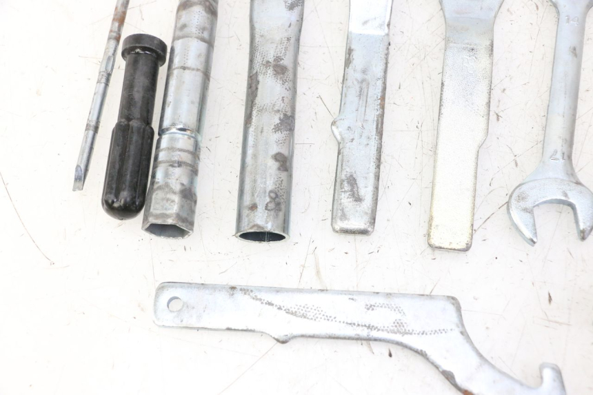 photo de TROUSSE A OUTILS YAMAHA XJ6 ABS 600 (2008 - 2016) - Gros plan technique
