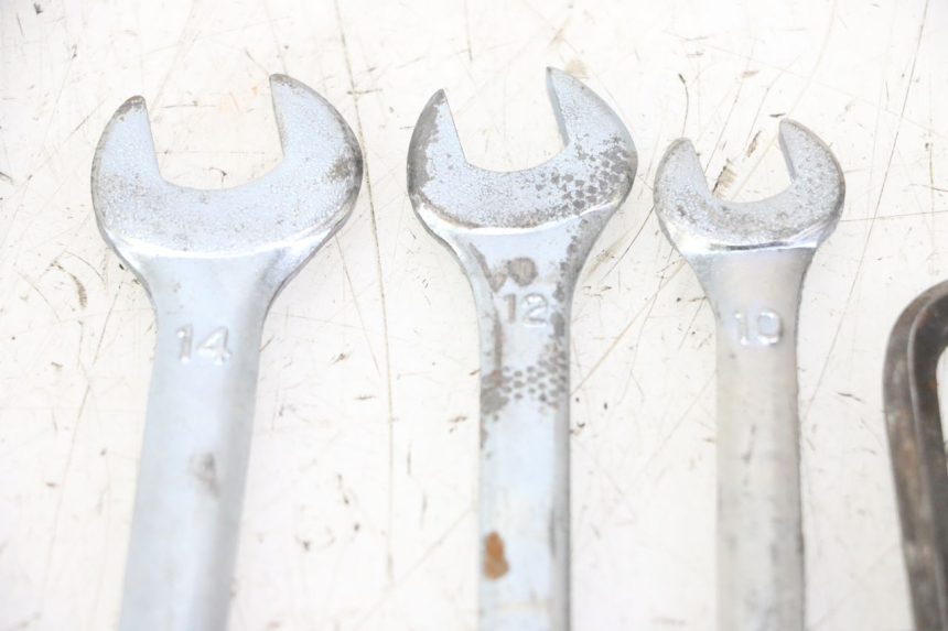 photo de TROUSSE A OUTILS YAMAHA XJ6 ABS 600 (2008 - 2016) - Points de fixation