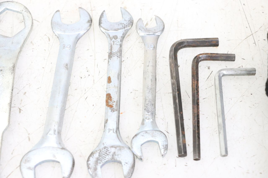 photo de TROUSSE A OUTILS YAMAHA XJ6 ABS 600 (2008 - 2016) - État de surface