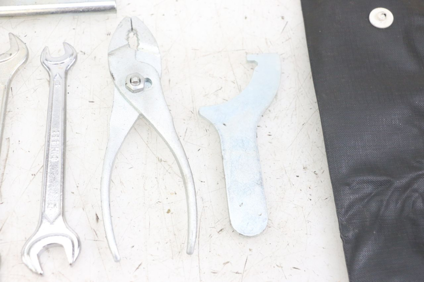 photo de TROUSSE A OUTILS HONDA XLV VARADERO 125 (2000 - 2006) - Marquages et références