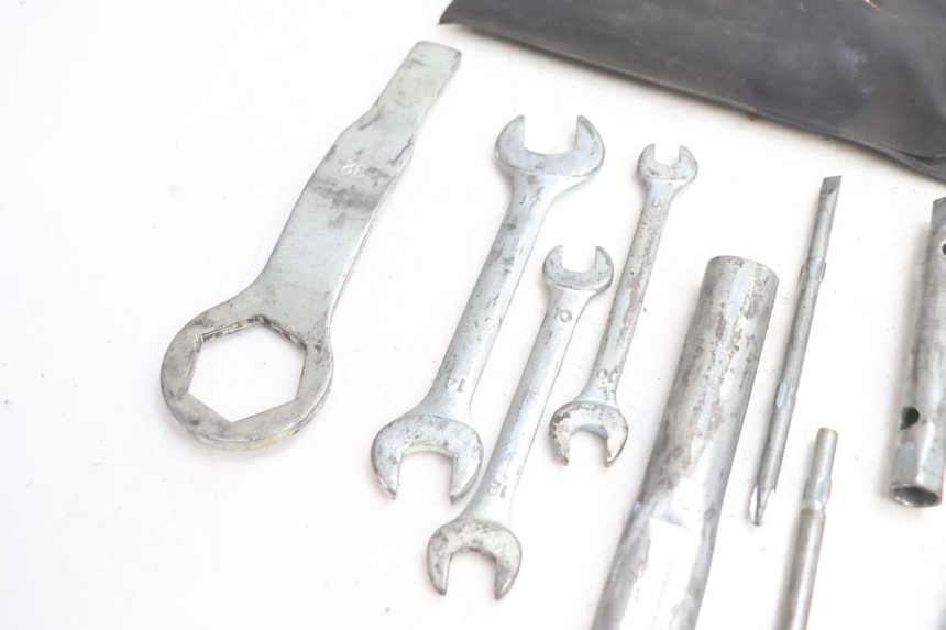 photo de TROUSSE A OUTILS KAWASAKI ZX-6R ZX6R 600 (2000 - 2002) - Détail de la pièce