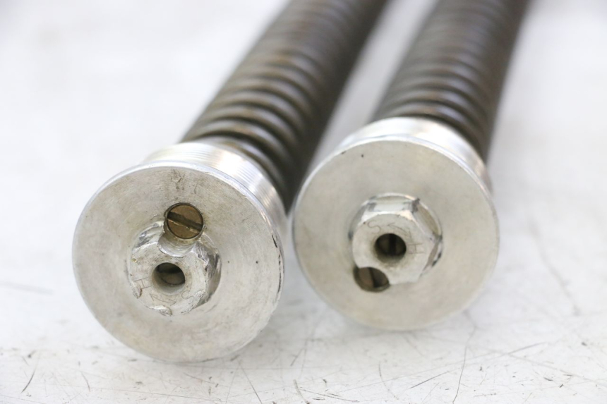 photo de TUBE FOURCHE HONDA CR 85 (2003 - 2007) - Gros plan technique