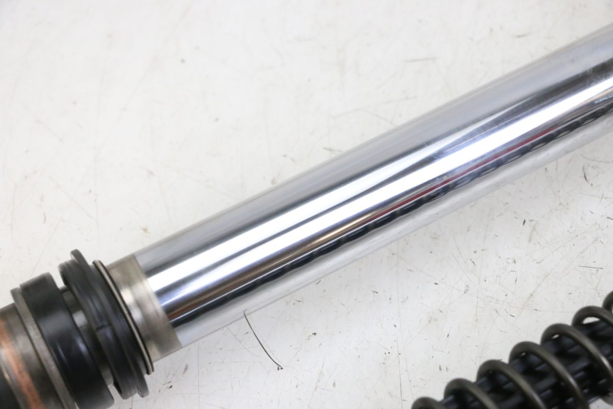 photo de TUBE FOURCHE HONDA CR 85 (2003 - 2007) - Points de fixation