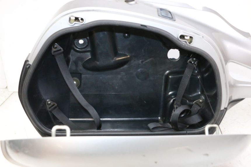 photo de VALISE DROITE HONDA NTV DEAUVILLE 650 (2001 - 2006) - Gros plan technique