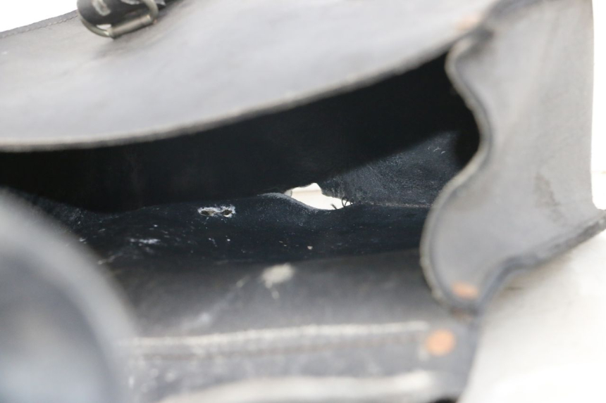 photo de VALISE SUZUKI GZ MARAUDER 125 (1998 - 2004) - Zoom état d’usage