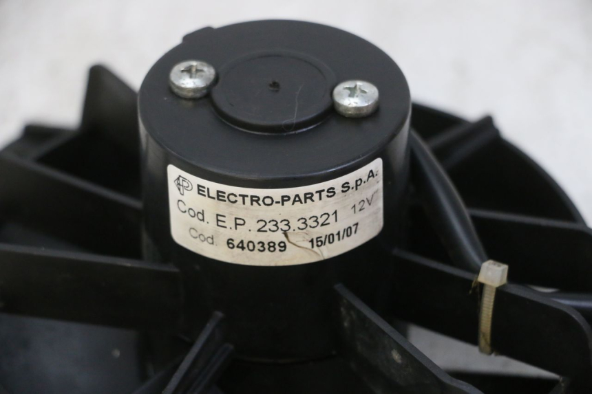 photo de VENTILATEUR PIAGGIO MP3 125 (2006 - 2014) - Autre angle de vue