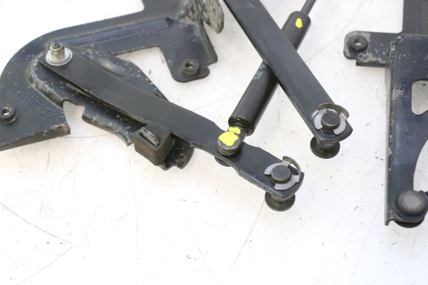 photo de VERIN COFFRE PEUGEOT SATELIS 125 (2013 - 2018) - Points de fixation
