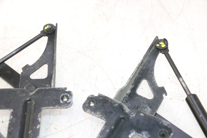 photo de VERIN COFFRE PEUGEOT SATELIS 125 (2006 - 2009) - Détail de la pièce