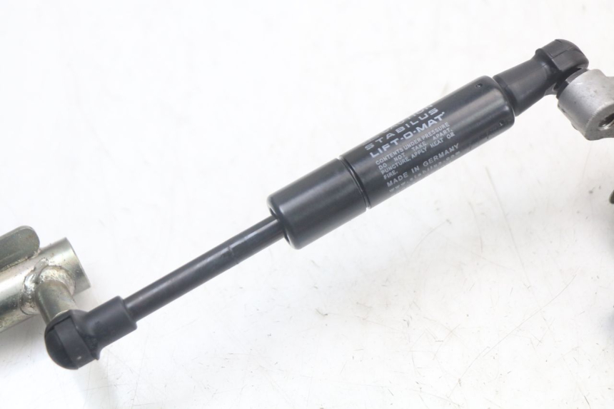 photo de VÉRIN COFFRE YAMAHA XMAX X-MAX ABS 125 (2017 - 2020) - Gros plan technique