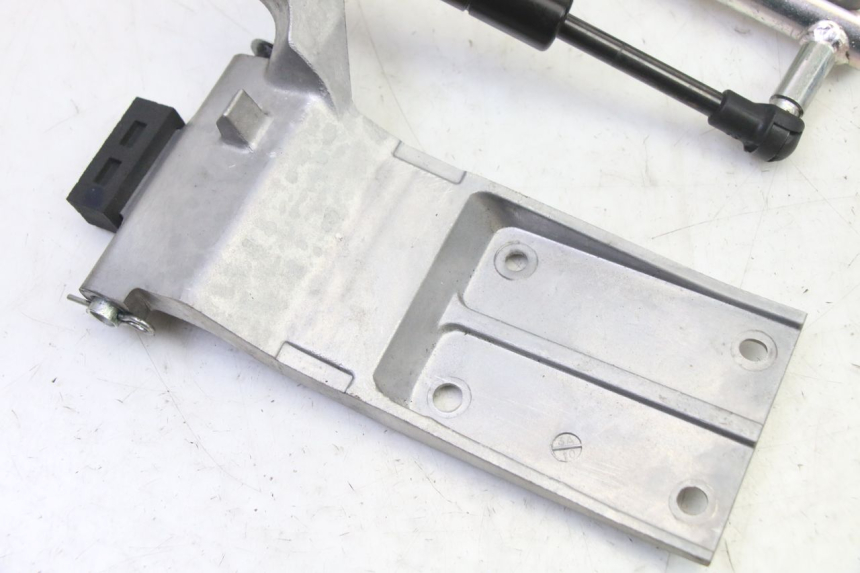 photo de VERIN COFFRE YAMAHA XMAX X-MAX 125 (2021 - 2025) - Détail de la pièce