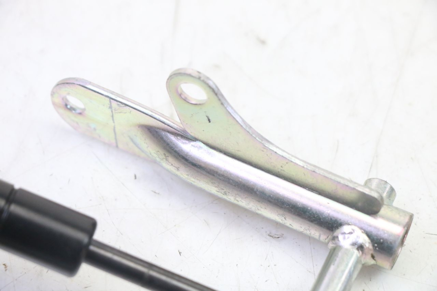 photo de VERIN COFFRE YAMAHA XMAX X-MAX 125 (2021 - 2025) - Autre angle de vue