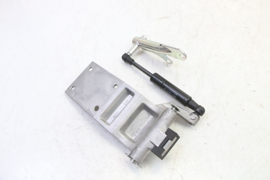 photo de VERIN COFFRE YAMAHA XMAX X-MAX 125 (2021 - 2025) - Vue d’ensemble