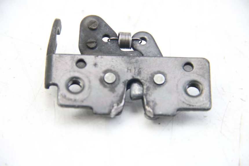 photo de VERROUILLAGE SELLE PIAGGIO BEVERLY 125 (2010 - 2015) - Détail de la pièce