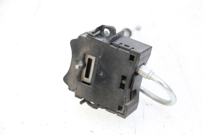 photo de VERROUILLAGE SELLE HONDA FORZA ABS 300 (2013 - 2017) - Gros plan technique