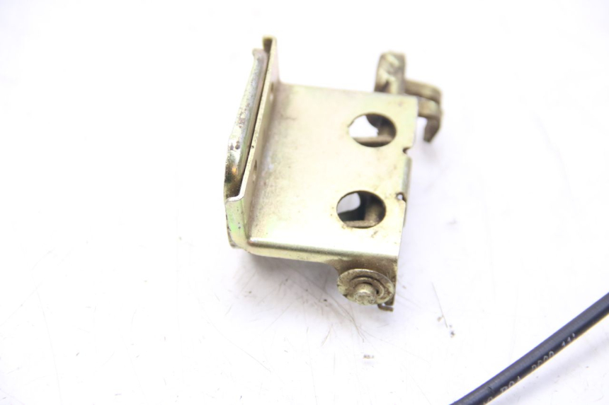 photo de VERROUILLAGE SELLE SYM WOLF SB 125 (2011 - 2018) - Gros plan technique