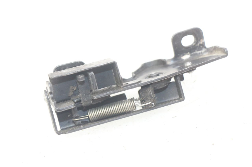 photo de VERROUILLAGE TRAPPE HONDA FES PANTHEON 2T 125 (1998 - 2002) - Zoom état d’usage