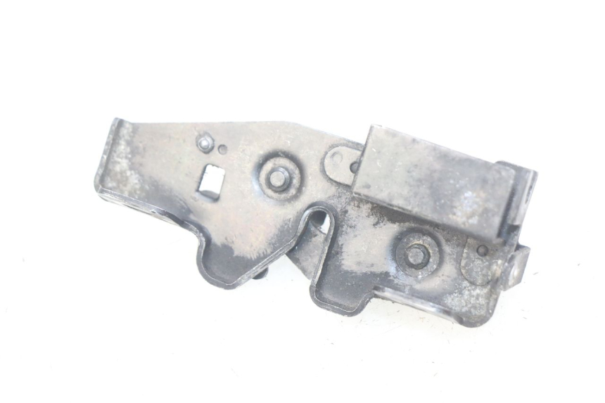 photo de VERROUILLAGE TRAPPE HONDA FES PANTHEON 2T 125 (1998 - 2002) - Autre angle de vue