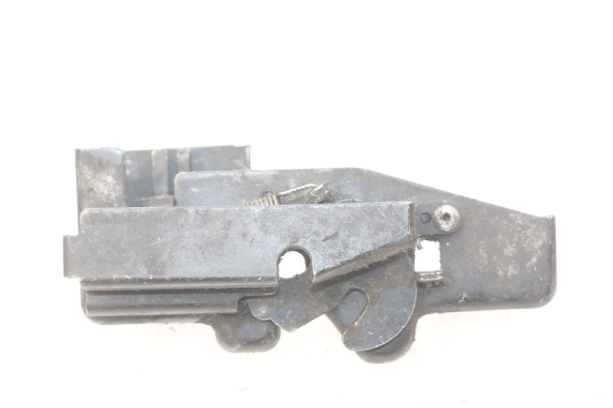 photo de VERROUILLAGE TRAPPE HONDA FES PANTHEON 2T 125 (1998 - 2002) - Gros plan technique