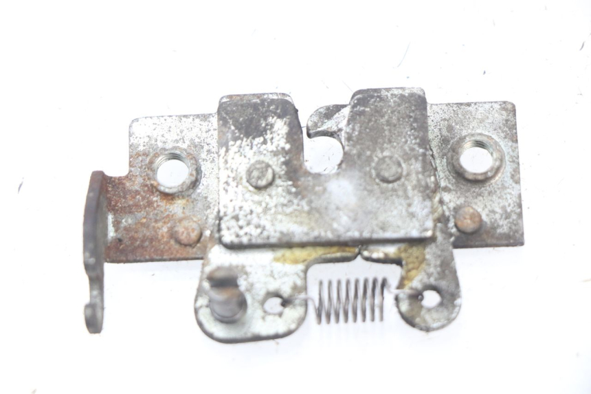 photo de VERROUILLAGE TRAPPE HONDA FES PANTHEON 125 (2003 - 2007) - Détail de la pièce