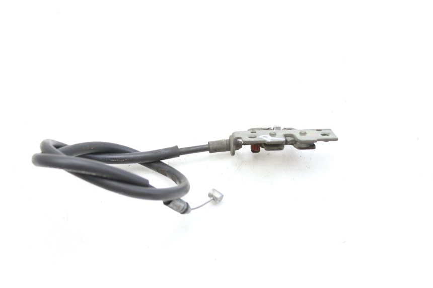 photo de VERROUILLAGE TRAPPE HONDA FES PANTHEON 125 (2003 - 2007) - Gros plan technique