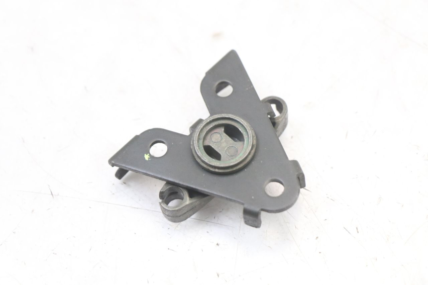 photo de VERROUILLAGE TRAPPE PEUGEOT DJANGO 125 (2014 - 2017) - Gros plan technique