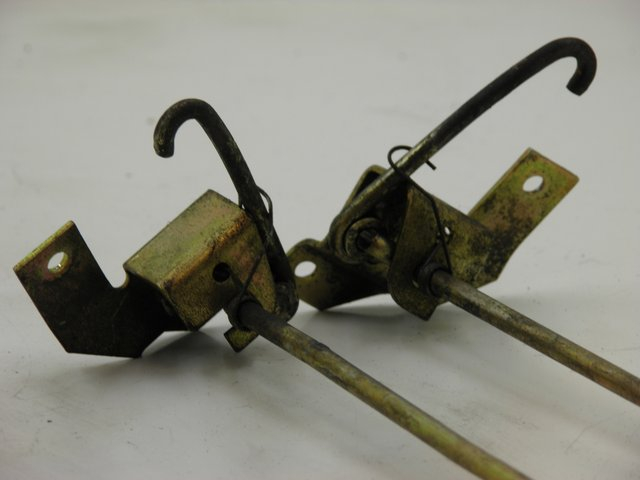 photo de VERROUILLAGE TRAPPE PIAGGIO VESPA PX 125 (1997 - 2007) - Détail de la pièce