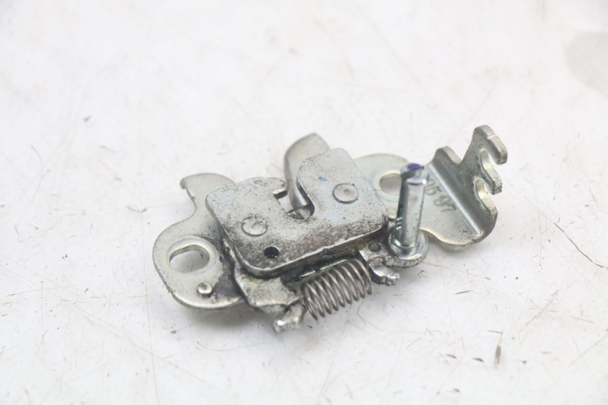 photo de VERROUILLAGE TRAPPE YAMAHA XMAX X-MAX ABS 125 (2017 - 2020) - Détail de la pièce