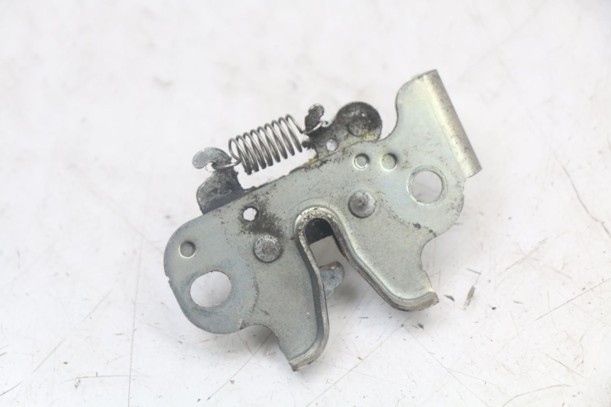 photo de VERROUILLAGE TRAPPE YAMAHA XMAX X-MAX ABS 125 (2017 - 2020) - Zoom état d’usage